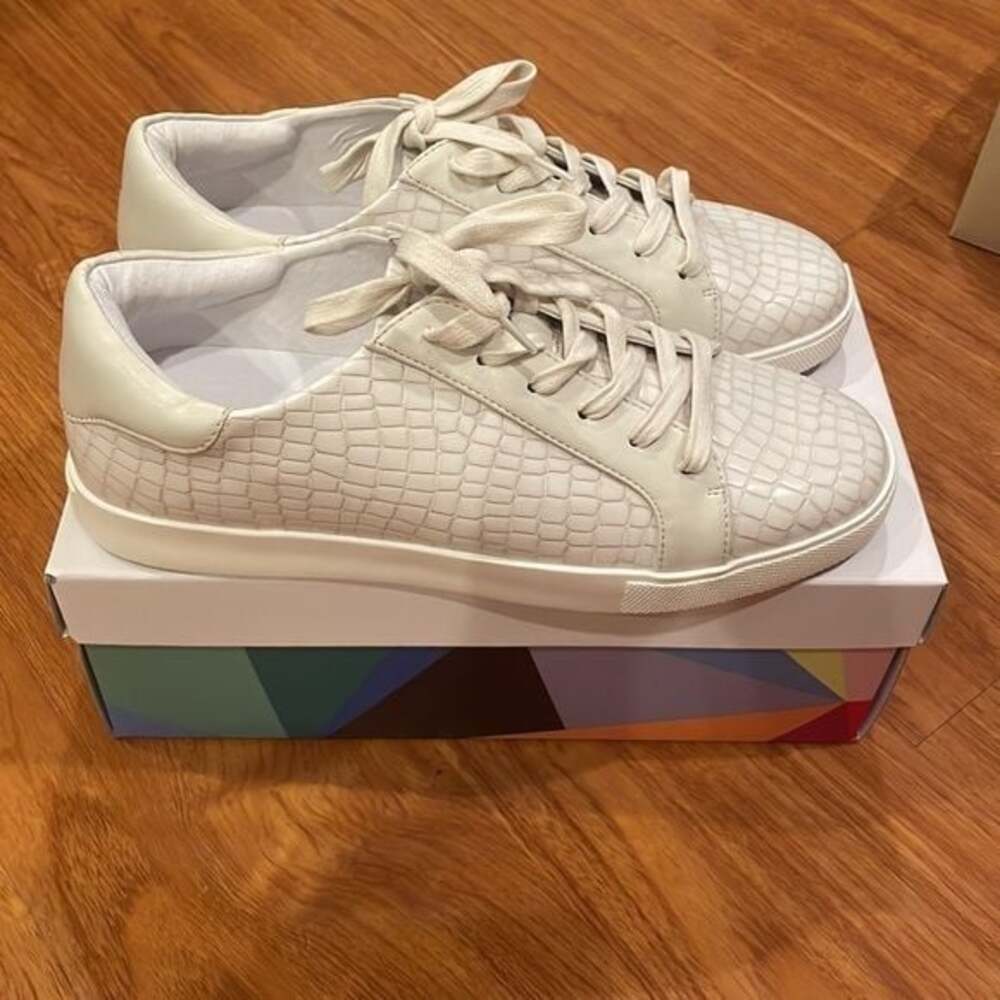 EUC WOMENS KATY PERRY WHITE SHOES size 8M / 38​​​​​​​​
